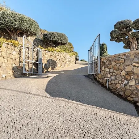 Indipendente, 200mq Giardino E Posto Auto *